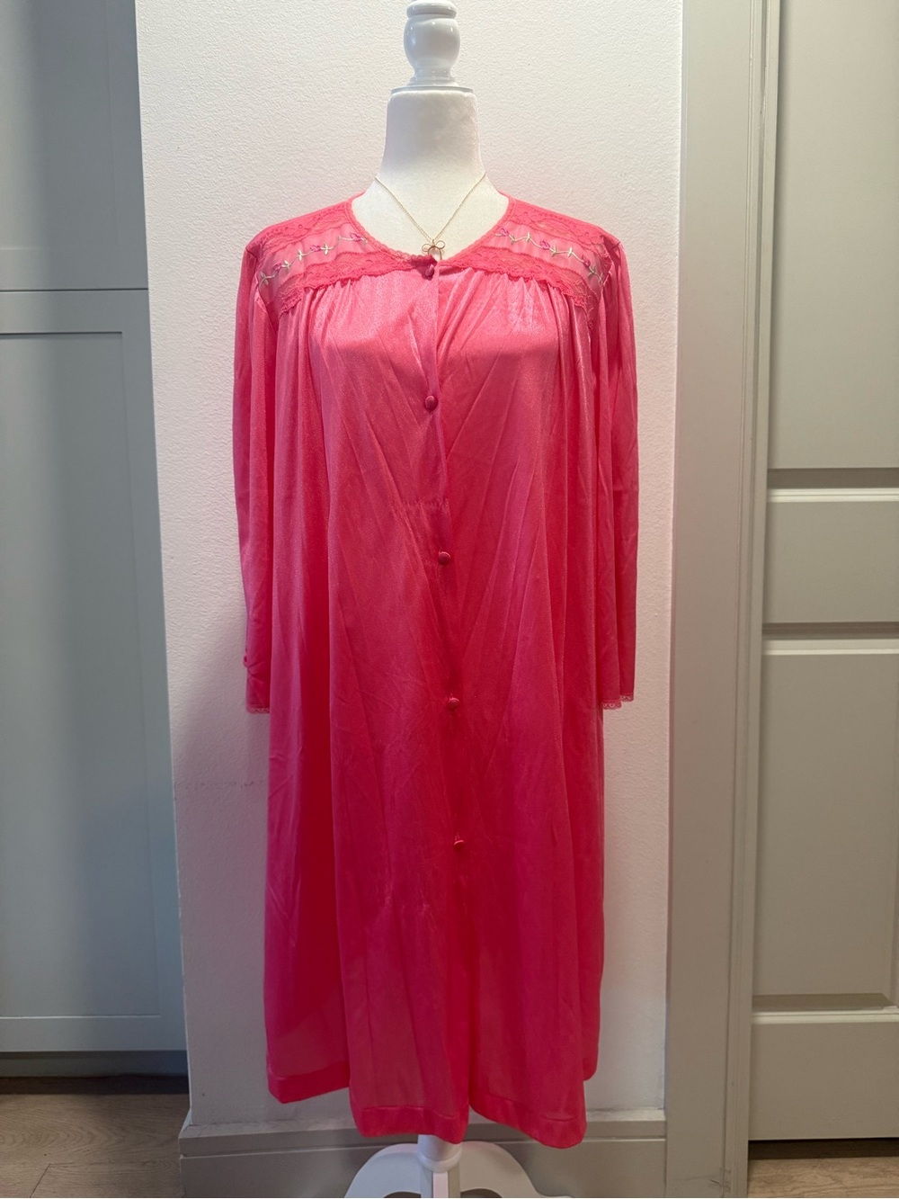 Vintage Vassarette XL Pink Satin Lace Embroidered Nightgown Robe
